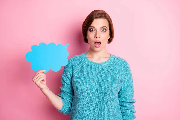 Retrato de cerca de ella que agradable atractivo bastante encantadora chica de pelo castaño asombrado diciendo compartir mensaje de espacio de copia en la nube aislado sobre fondo de color pastel rosa —  Fotos de Stock