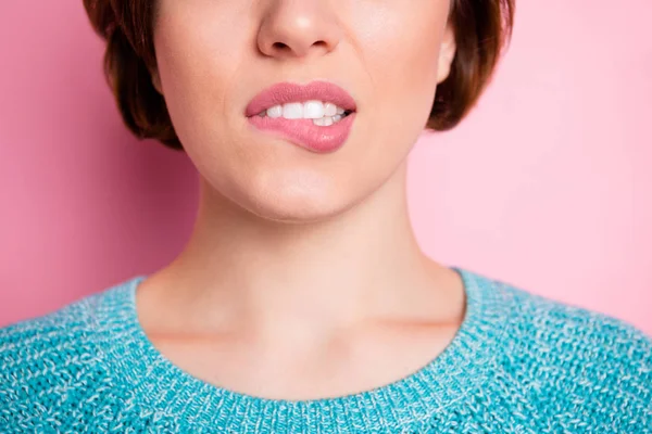 Περικοπή γκρο πλαν άποψη πορτρέτο της αυτή ωραία ελκυστική γυναίκα δάγκωμα χείλος ιατρική διαδικασία διαφήμιση ad laser αποτρίχωση ξύρισμα απομονώνονται σε ροζ παστέλ χρώμα φόντο — Φωτογραφία Αρχείου