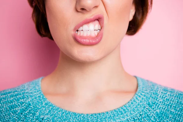 Zugeschnittene Nahaufnahme Porträt von ihr sie aggressiv verrückt böse wütend bedeuten Frau grinst Zahnaufhellung Verfahren Werbung isoliert über rosa Pastellfarbe Hintergrund — Stockfoto