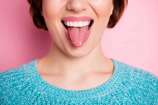 Περικοπή γκρο πλαν πορτρέτο άποψη της αυτή ωραία ελκυστική χαρούμενη χαρούμενη χαρούμενη γυναίκα που δείχνει τη γλώσσα grimacing υγιή στοματική κοιλότητα απομονώνονται σε ροζ παστέλ χρώμα φόντο — Φωτογραφία Αρχείου
