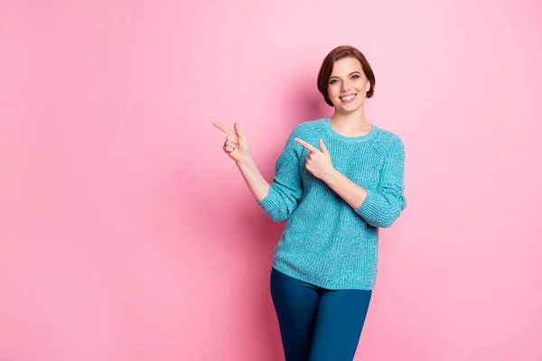 Retrato dela ela agradável atraente encantador encantador muito espantado alegre alegre menina de cabelos castanhos apontando espaço de cópia de lado isolado sobre cor pastel rosa fundo — Fotografia de Stock