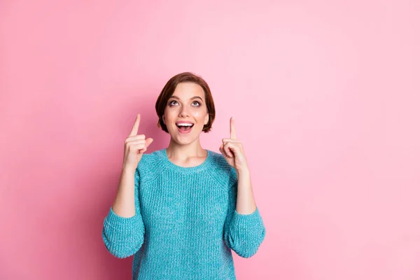 Portrait of her she nice atrakted lovely charming pretty amazed cheerful cheery brown-haired girl pointed up new novelty advert isolated over pink pastel color background — Stok Foto