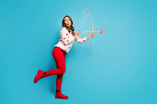 Comprimento total tamanho do corpo vista dela, ela agradável atraente linda engraçado funky alegre menina enviando seta amorosa posando isolado no brilho vívido brilhante vibrante fundo de cor azul — Fotografia de Stock