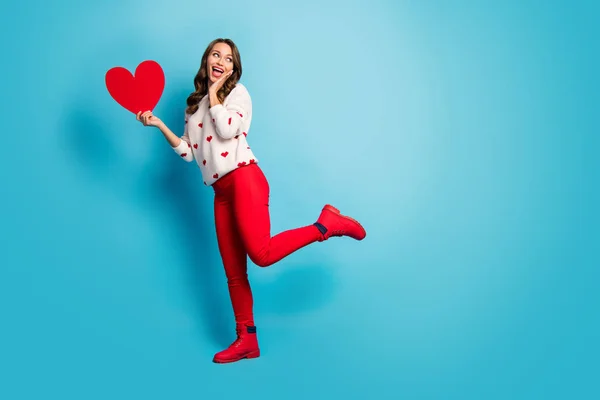 Longitud completa vista del tamaño del cuerpo de ella ella agradable atractivo alegre alegre alegre chica juguetona asombrada sosteniendo en el corazón de la mano que se divierte aislado en brillante brillo vivo vibrante color azul fondo —  Fotos de Stock