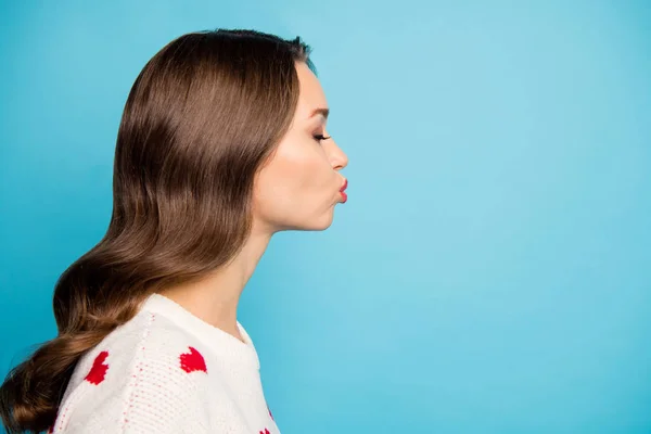 Perfil de cerca vista lateral retrato de ella ella agradable atractivo encantador adorable bastante lindo dulce tierna chica usando jersey blanco besos aislados en brillante brillo vivo vibrante color azul fondo —  Fotos de Stock