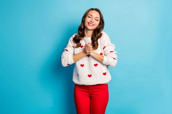 Retrato dela ela agradável atraente adorável adorável adorável sonhador alegre menina alegre apreciando fascinante presente notícias surpresa presente isolado no brilho vívido brilhante vibrante azul cor de fundo — Fotografia de Stock