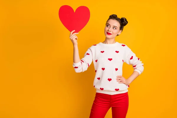 Foto de senhora bonita segurar coração de papel demonstrar convite data cartão postal mostrando criatividade desgaste branco vermelho corações padrão calças de camisola isolado cor amarela fundo — Fotografia de Stock