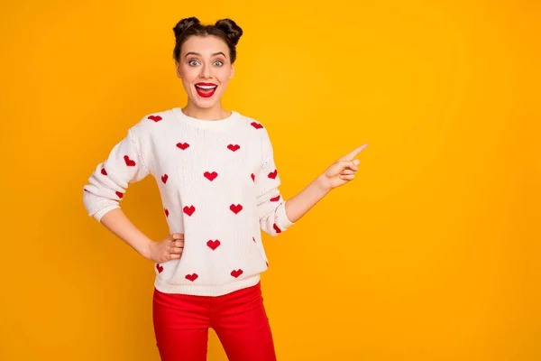 Parmak arası boşluğu işaret eden komik bir kadın fotoğrafı. Havalı alışveriş merkezleri fiyatları öneriyor. Kalpleri giyin. — Stok fotoğraf