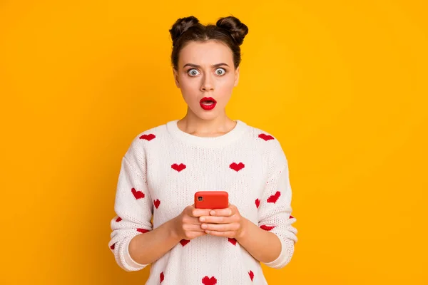 Retrato dela ela agradável-olhando atraente linda muito glamourosa louco irritado preocupado menina usando celular lendo notícias falsas isolado sobre brilhante vívido brilho vibrante cor amarela fundo — Fotografia de Stock