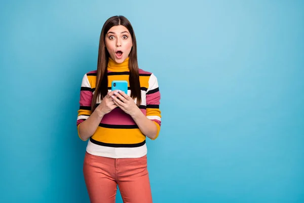 Astonished funky girl addicted social network user use smartphone ler blogueiros comentário Inscreva-se impressionado grito inacreditável inexplicável desgaste elegante roupas isolado azul cor fundo — Fotografia de Stock