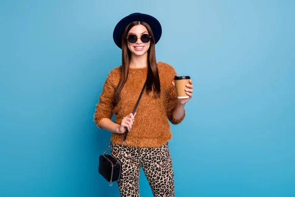 Πορτρέτο χαρούμενα συναισθήματα κορίτσι έχουν πτώση διακοπές άνοιξη κρατήσει χάρτινη κάρτα φλιτζάνι καφέ ρόφημα latte απολαύσετε φθορά τσάντα καλή ματιά καφέ ρούχα απομονωμένο μπλε χρώμα φόντο — Φωτογραφία Αρχείου
