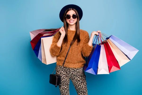 Portret wesoły stylowy styl vintage dziewczyna turysta mają spacer zima wiosna wakacje sklep butik trzymać wiele toreb nosić brązowy sweter Sprzęgło spodnie izolowane na tle niebieskiego koloru — Zdjęcie stockowe