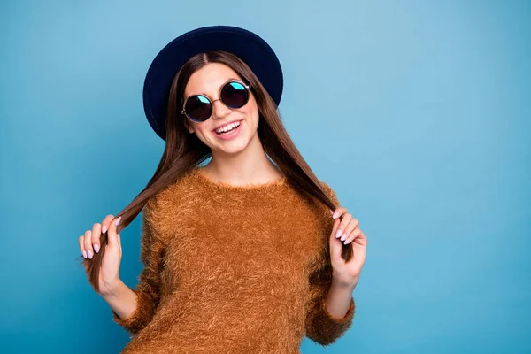 头戴老式礼帽、开朗可爱、甜美女孩的画像，留着长长的柔滑的长发，穿着深蓝色背景的秋季时髦衣服 — 图库照片