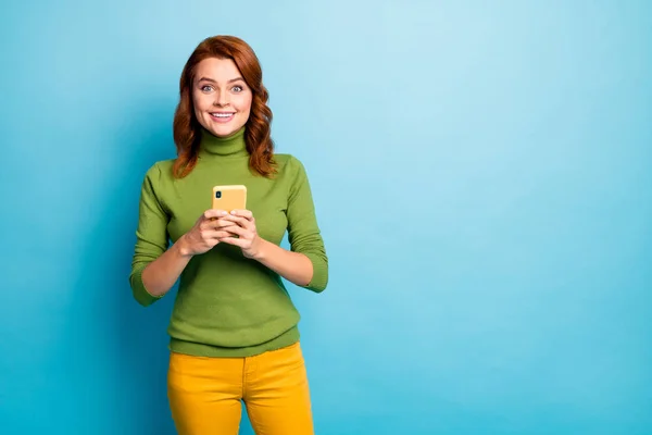 Portrait of her she nice attractive lovely cheerful cheery wavy-haired girl using cell chatting sending sms message isolated on bright vivid shine vibrant blue turquoise teal color background — 스톡 사진