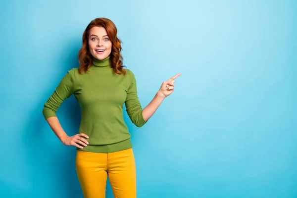 Retrato dela ela agradável atraente alegre alegre alegre menina ruiva apontando para o lado anúncio fresco isolado sobre brilhante brilho vívido vibrante verde azul turquesa teal cor de fundo — Fotografia de Stock