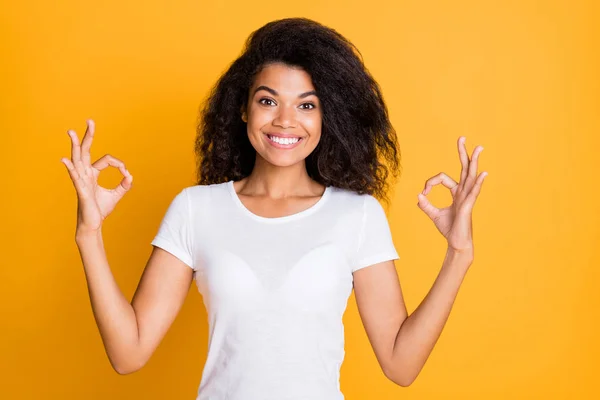 Foto av ganska söt positiv trevlig söt charmig flickvän som visar dig dubbel ok tecken i vit t-shirt isolerad över gul levande färg bakgrund — Stockfoto