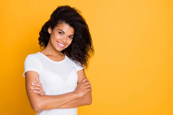 Foto di allegro positivo abbastanza attraente indossare t-shirt bianca vicino spazio vuoto con le braccia incrociate isolato su sfondo di colore vivido — Foto Stock