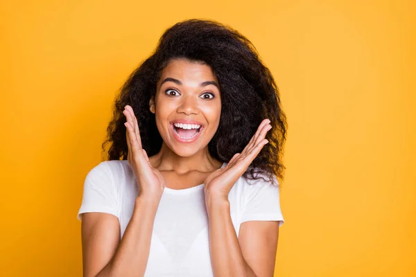 Foto de alegre positivo agradable linda linda chica gritando regocijo en conocer nueva información de la novedad en camiseta blanca aislada sobre fondo de color vivo — Foto de Stock