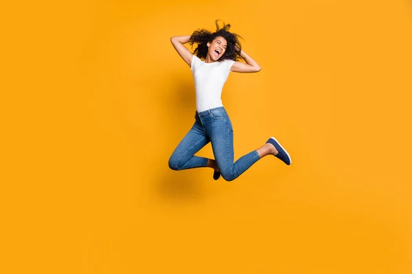 Full length body size foto van vrolijk positief schattig mooi meisje springen hoog dragen jeans denim wit t-shirt geïsoleerd over levendige kleur achtergrond — Stockfoto