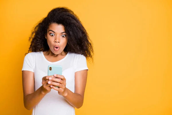 Fotografie oněmělé šokované strnulost dívka drží telefon vidět neuvěřitelné zprávy nečekané izolované přes živé barevné pozadí — Stock fotografie