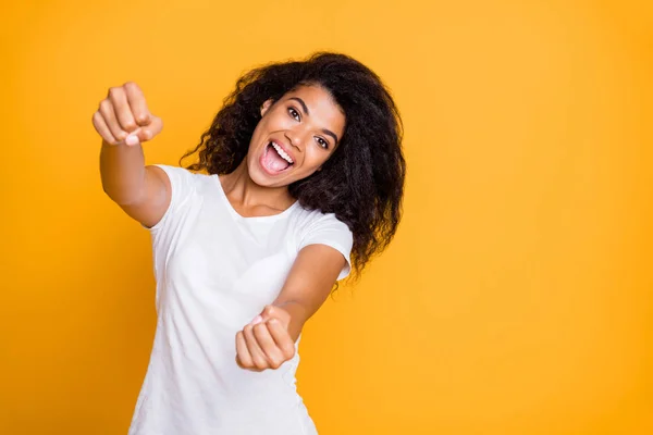 Portrait d'elle elle belle jolie charmante joyeuse joyeuse drôle fille aux cheveux ondulés conduisant barre de gouvernail invisible isolé sur brillant vif éclat vibrant fond de couleur jaune — Photo