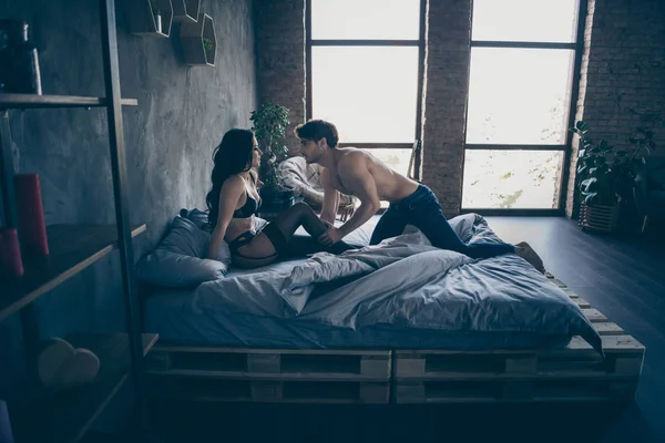两个有诱惑力的伴侣的相貌照片人们热淘气的游戏女士黑潘迪皮软管比基尼等待男人加入她的床挑衅炎热的早晨在室内有娱乐室 — 图库照片