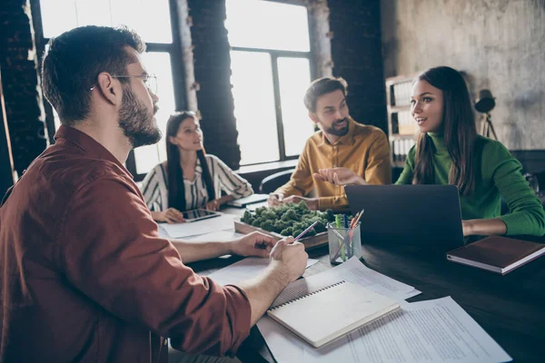 Pozitivní radostné marketingové praxe zkušení studenti konverzace komunikace diskus start-up vývoj pokrok plánování inovací sit desk stůl v pracovní stanici — Stock fotografie