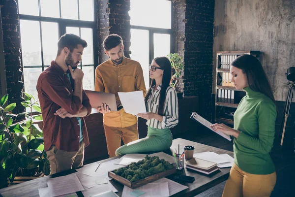 Unternehmen von vier netten attraktiven qualifizierten professionellen Geschäftsleuten es Spezialisten schaffen Start-up-Start Einkommensfortschritt im industriellen Loft Interieur-Stil Arbeitsplatz Bahnhofsbüro — Stockfoto