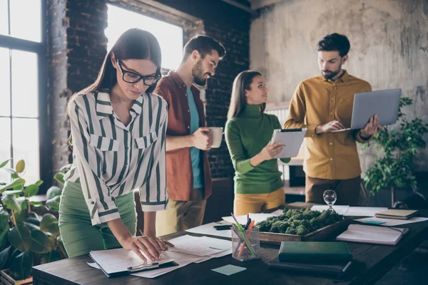 Skupina pozitivní soustředěný zkušený ceo obojky těšit práce start-up strategie držet počítač notebook komunikovat vážné děvče čtení zpráva ležet stůl stůl na pracovní stanici — Stock fotografie