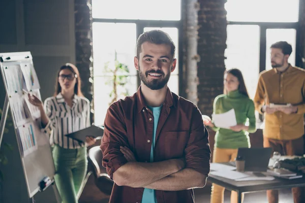 Foto de alegre positivo feliz alegre sonriente hombre de pie con los brazos cruzados en el fondo del seminario en curso en la mejora de la habilidad de liderazgo —  Fotos de Stock