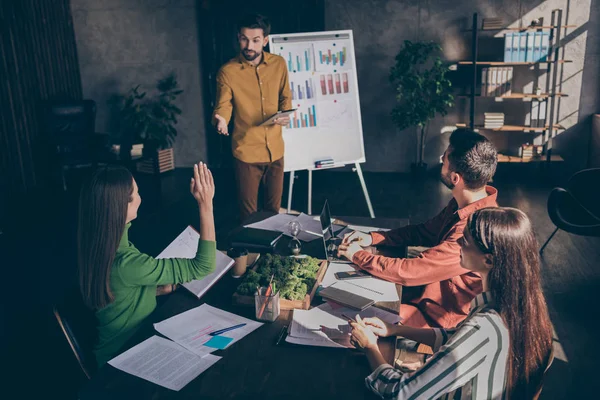 Foto av studenter som deltar på opplæring i forretningsgrammatikk som diskuterer strategier for å oppnå en mest mulig hensiktsmessig lønnsom lederstil – stockfoto