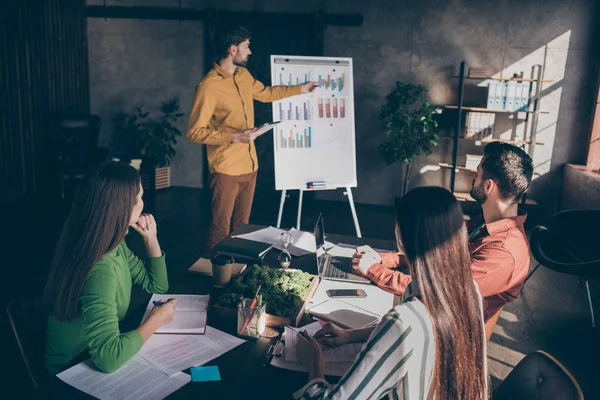 Foto de formador de empresarios señalando gráficos que muestran el aumento de los ingresos corporativos Seminario de celebración para estudiantes que planean ser empresarios en el futuro — Foto de Stock