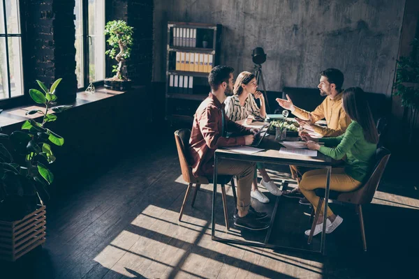 Fokusert profesjonell frilanser sittebordskranke analysere nybegynnerutvikling innovasjonsprosjekt prat si si fortelle smarte ideer på arbeidsplassen mørke solfylte kontor – stockfoto