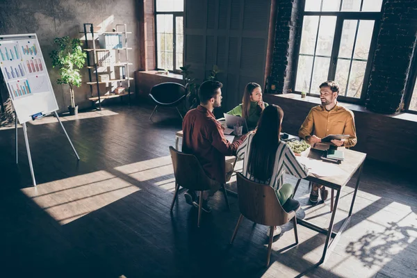 Imprenditori qualificati top management proprietario della società che indossa casual formale-wear partecipare alla conferenza discutendo i progressi a moderno loft industriale in legno stile mattone posto di lavoro interno stazione — Foto Stock