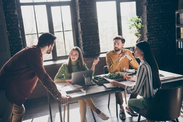 Faglig entreprenør brifing Fotografer menn kvinner møter sammen på kontorets skrivebordsbord Skjeggete millennial presenter selskapets utvikling fremgang innovasjonsplaner partnere lytter – stockfoto