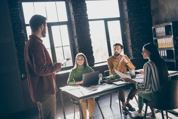 Erfarne forretningsfolk sjefer som går med uformelle formelle klær og hører på foreleser-konsulent HR-direktør på moderne industriIoftet arbeidsstasjon innendørs – stockfoto