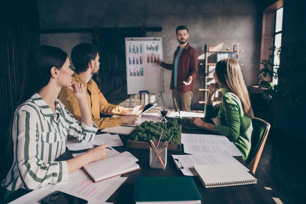 Akıllı profesyonel CEO 'nun sunduğu girişim geliştirme stratejisi beyaz tahta çizelgeleri masa başında oturan insanlar iş yerindeki insan kaynakları eğitimlerini dinliyorlar. — Stok fotoğraf