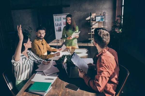 Expertos experimentados especialistas en hombres de negocios con talento jefe jefe de reunión asistiendo a la conferencia progreso de capital humano en la moderna estación de trabajo interior de estilo loft industrial en interiores — Foto de Stock