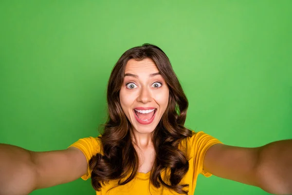 Autorretrato de ella ella agradable atractivo alegre alegre alegre loca extática chica de pelo ondulado divertirse tiempo libre aislado sobre brillante brillo vivo vibrante color verde fondo — Foto de Stock