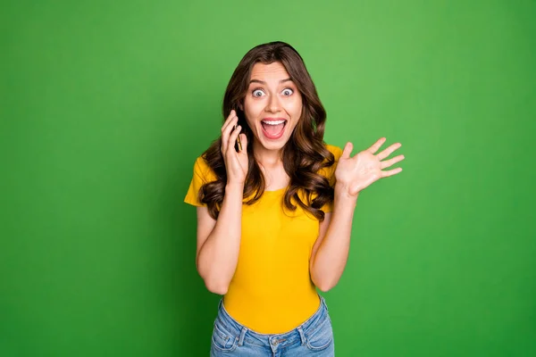 Retrato dela ela agradável atraente adorável alegre alegre louco alegre menina de cabelos ondulados falando no telefone se divertindo isolado sobre brilhante brilho vívido vibrante cor verde fundo — Fotografia de Stock