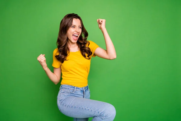 Portret van haar ze mooi aantrekkelijk mooi vrij schattig succesvol vrolijk vrolijk golvend harig meisje dansen vieren geïsoleerd op heldere levendige glans levendige groene kleur achtergrond — Stockfoto