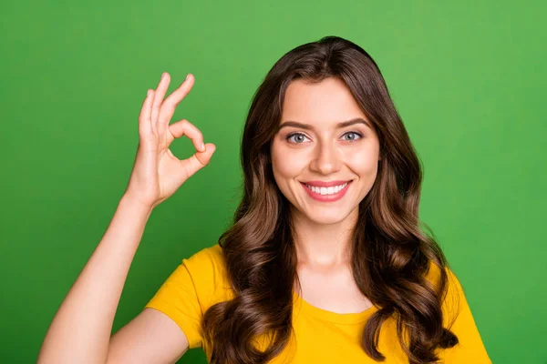 Primer plano retrato de ella ella agradable atractivo encantador bonito lindo adorable alegre alegre alegre ondulado de pelo chica mostrando ok-signo aislado sobre brillante brillo vivo vibrante color verde fondo — Foto de Stock