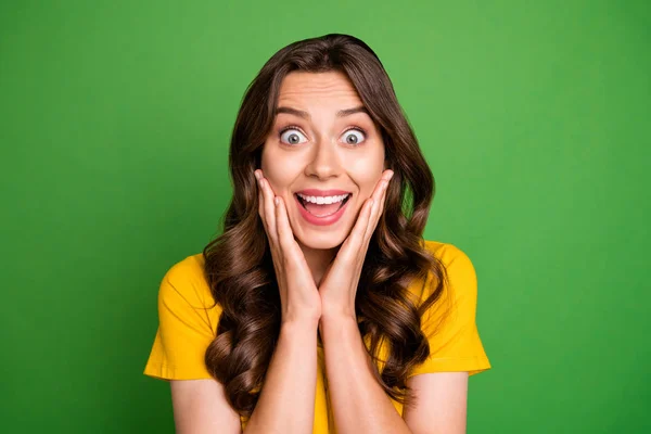 Close-up portrait of her she nice attractive lovely cheerful cheery crazy overjoyed wavy-haired girl great news omg expression isolated over bright vivid shine vibrant green color background — Stockfoto