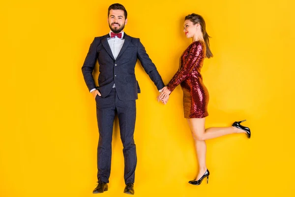 Arriba arriba ángulo alto tamaño completo foto de pareja positiva visita fiesta de San Valentín dos mujeres toman de la mano mirada romántica cónyuge desgaste stilettos esmoquin yacía aislado color amarillo fondo — Foto de Stock