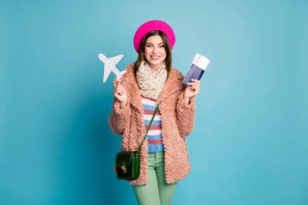 Πορτρέτο της είναι ωραία ελκυστική όμορφη χαρούμενη χαρούμενη κορίτσι κρατώντας στα χέρια έγγραφα χαρτί αεροπλάνο μορφή κάρτας σχήμα απομονωμένο σε φωτεινό ζωντανό λαμπερό πράσινο μπλε τυρκουάζ φόντο χρώμα — Φωτογραφία Αρχείου
