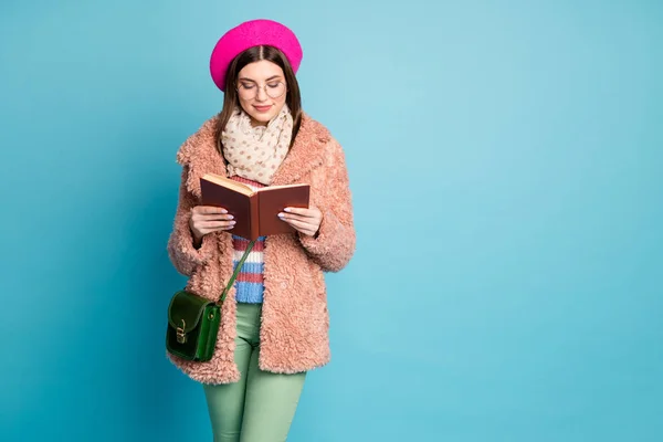 Retrato dela ela bonita atraente linda bem vestida focada inteligente menina leitura livro isolado no brilho vívido vibrante verde azul turquesa cor de fundo — Fotografia de Stock