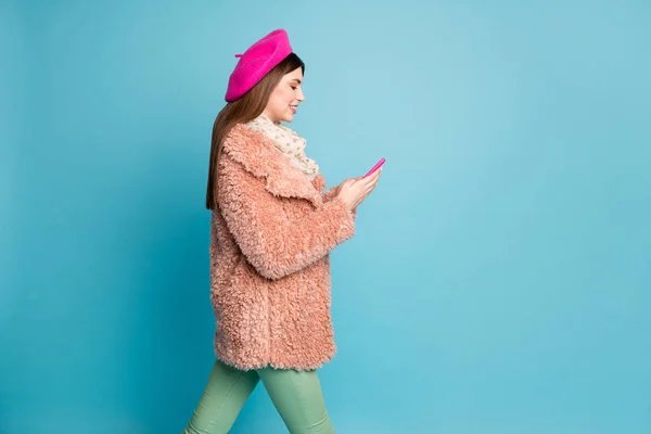 Προφίλ πλευρά πορτρέτο άποψη του ωραίο ελκυστικό χαρούμενο χαρούμενο χαρούμενο κορίτσι πηγαίνει χρησιμοποιώντας ψηφιακή συσκευή app 5g ψώνια σε απευθείας σύνδεση απομονωμένο σε φωτεινό ζωντανό λάμψη ζωντανό πράσινο μπλε τυρκουάζ φόντο χρώμα — Φωτογραφία Αρχείου