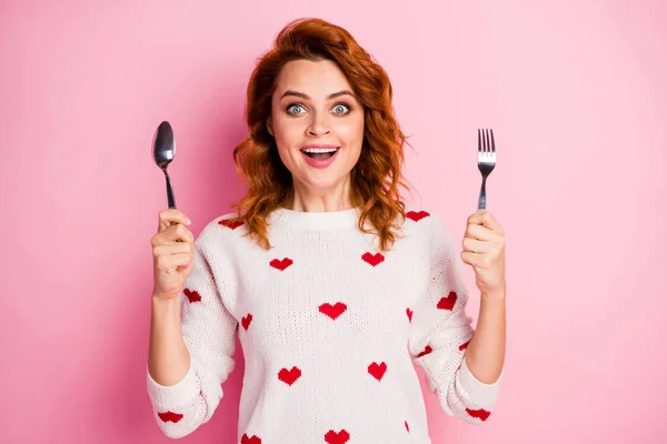Close-up portrait of her she nice attractive lovely pretty glad cheerful cheery wavy-haired girl holding in hands crockery expecting tasty yummy festal meal isolated on pink pastel color background — Stock Photo, Image