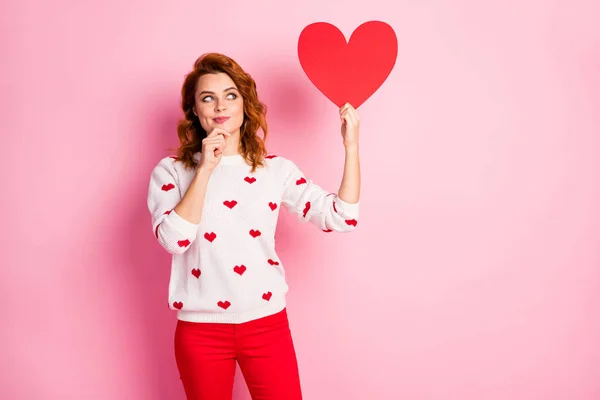 Ritratto di lei lei bella attraente bella allegra curioso creativo ragazza dai capelli ondulati che indossa pullover bianco tenendo in mano grande cuore creando strategia isolata su sfondo rosa pastello — Foto Stock