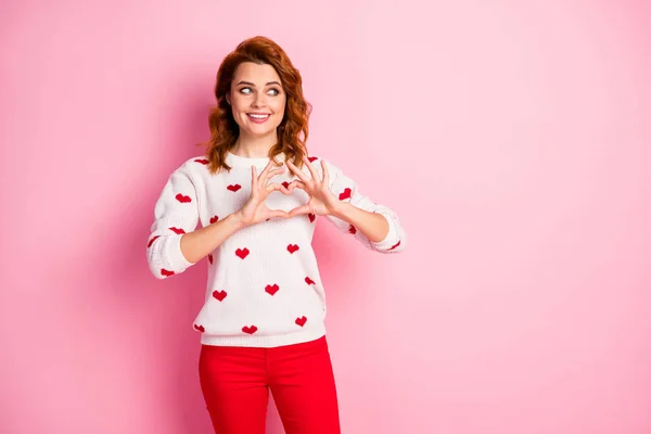 Retrato de ella ella agradable atractivo bonito lindo amoroso alegre alegre alegre ondulado de pelo chica usando jersey blanco mostrando signo de paz del corazón aislado en el fondo de color pastel rosa —  Fotos de Stock